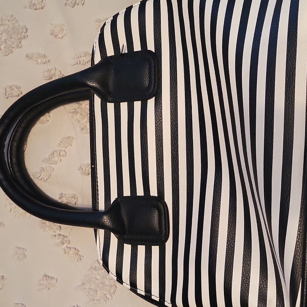 Betsy Johnson shoulder purse - Picture 4 of 5